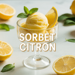 Sorbet citron artisanal entouré de citrons et menthe